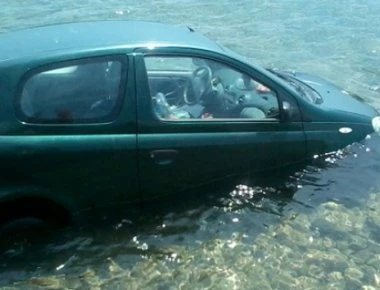 Βόλος: Παππούς και εγγονή στη θάλασσα με αυτό το αυτοκίνητο – Θρίλερ στην Αγριά (φωτο)